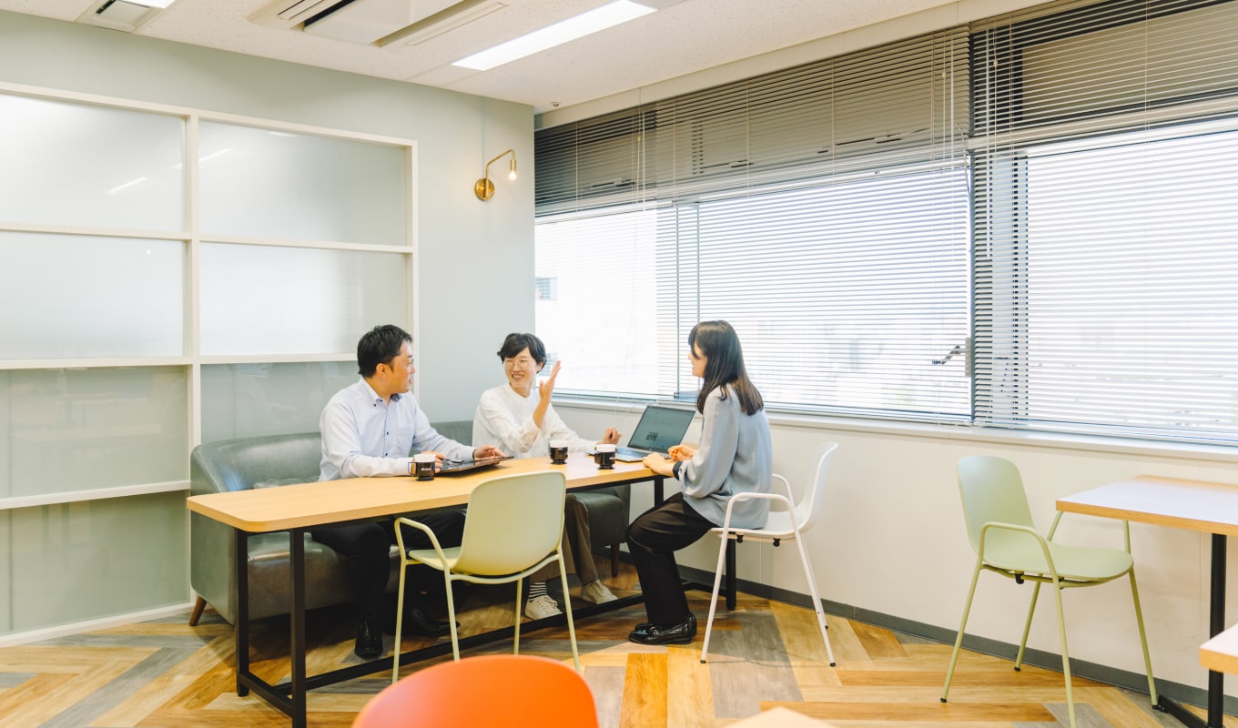 珈琲を飲みながら、解放感のある空間でミーティング