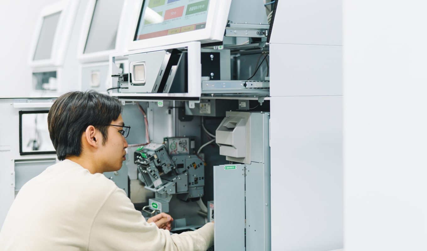券売機の動作テストを行う様子