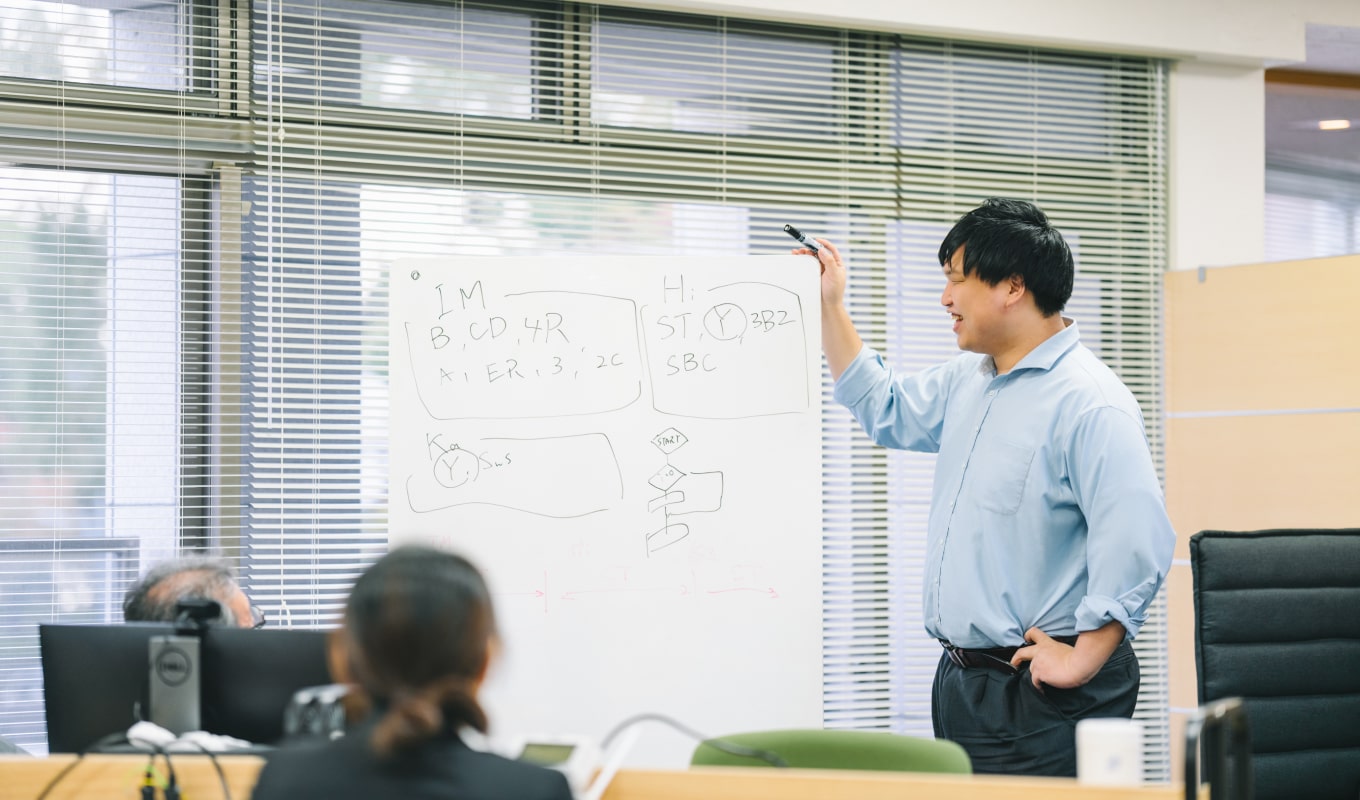 ホワイトボードを使って議論をしている様子