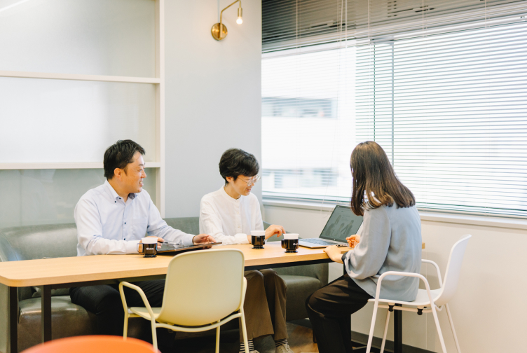 仕事を教える社員